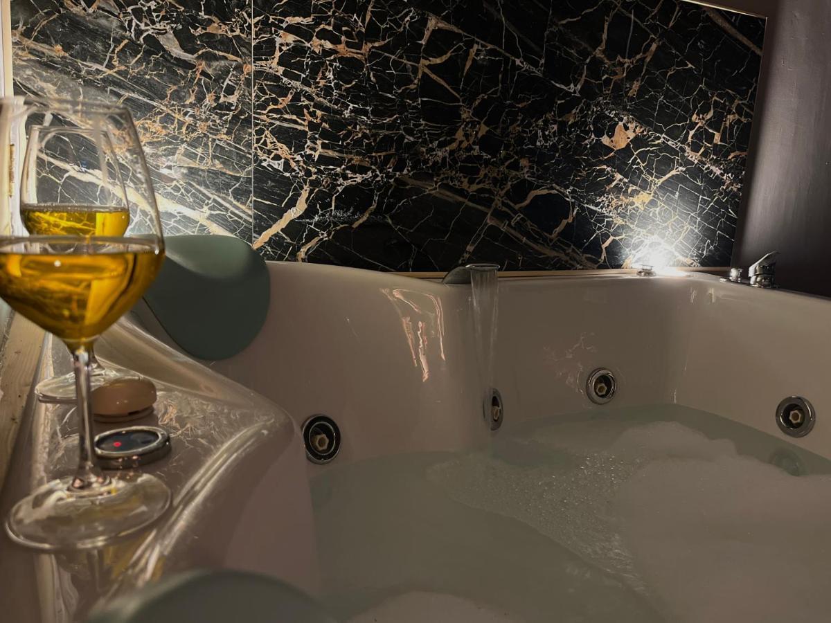 Wineexperience- Wine&Jacuzzi Suite Lecce Exteriör bild
